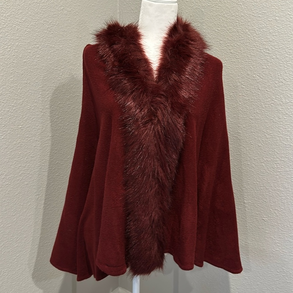 wine/burgundy colored women's cape with faux fur collar. hook closure, one size
